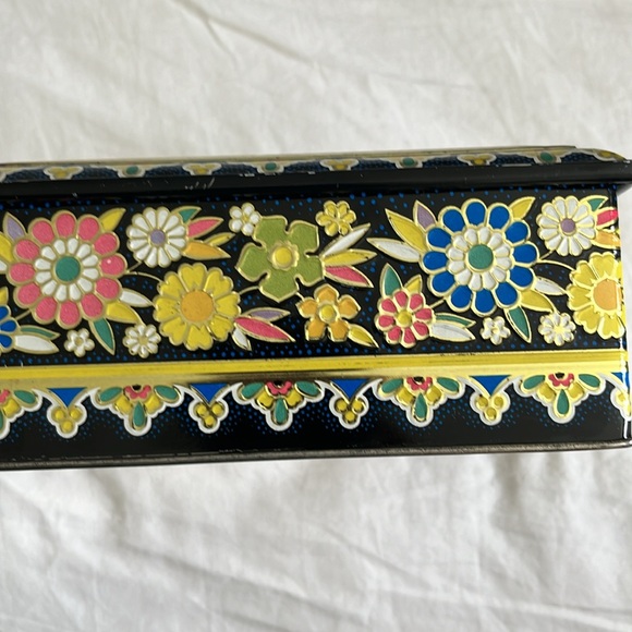 Container 6.5 x 5.5 inches - Picture 2 of 6